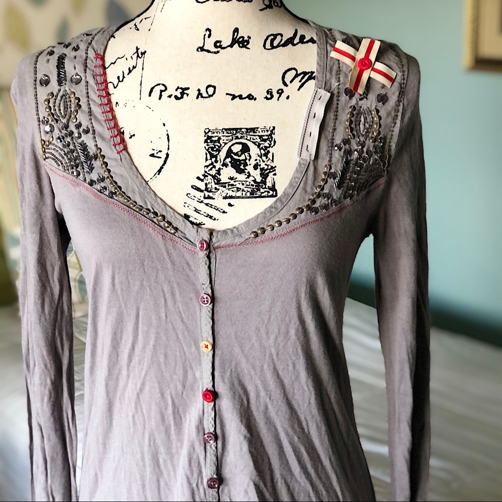 Unique Artsy Gray Ruffled Top